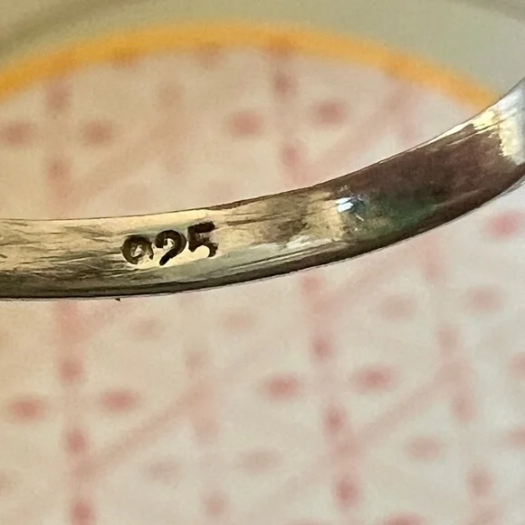 Elegant Silver Green Gemstone Ring - Picture 2 of 3